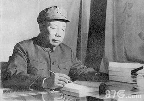 在解放战场上多次挫折杜聿明的年青将军，萧华