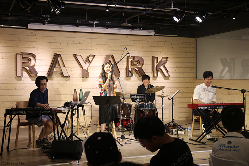 台湾乐团「Night Keepers」在兰空咖啡举行音乐会。