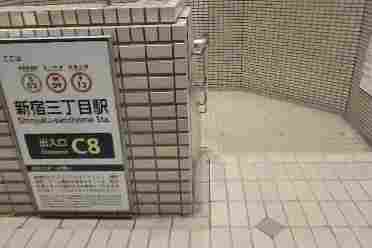现实版《8番出口》：日本狠人玩家挑战迷宫级新宿站
