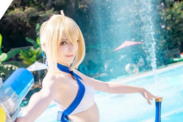 俄妹COS《Fate》Saber 清凉泳装大秀白皙热辣好身材